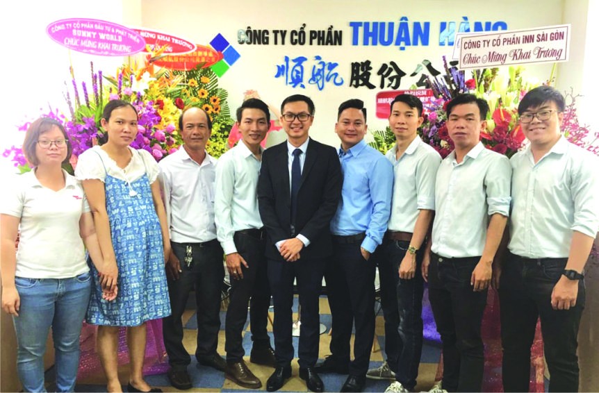 該公司領導與員工合照留念。