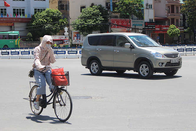 路人誰都裹得密不透風。