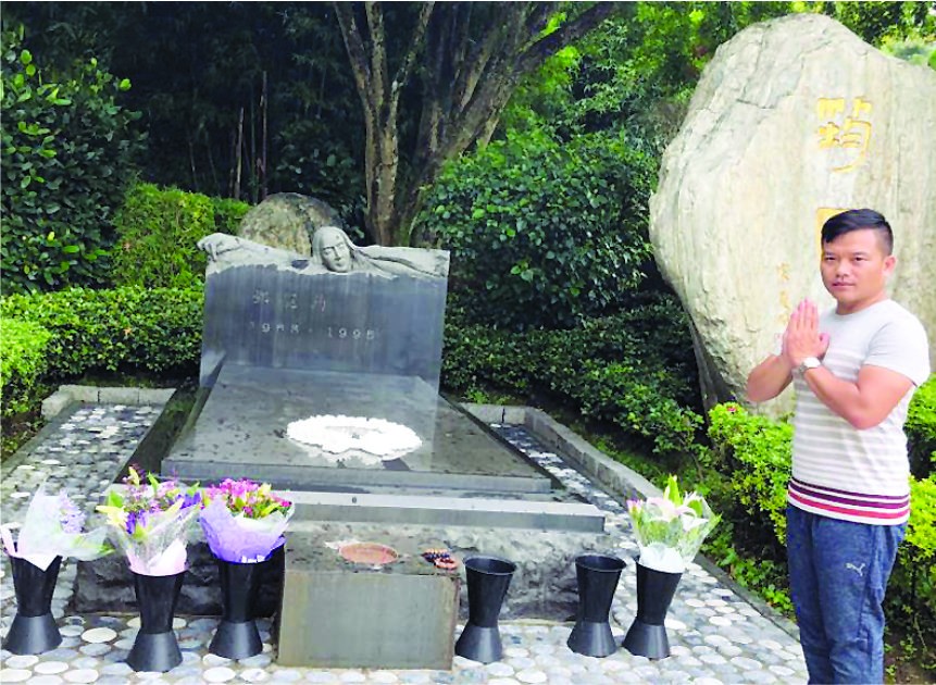 作者在鄧麗君墓前致敬。