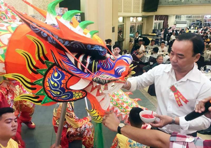 正會長張錦豪為祥龍點睛開光。