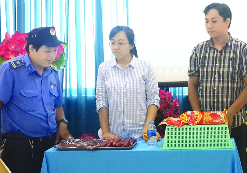 平西市場商販、保安員演小品。