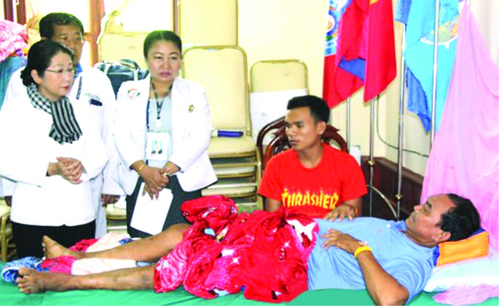 武氏蓉同志慰問遭水電工程大壩坍塌事故影響的災民。