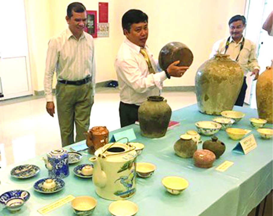 昨(3)日上午，一名寓居平順省藩切市避風角坊的男子前往巴地-頭頓省，以贈376件年代從公元前500至700年實物給該省博物館保留、收藏及陳列以為民眾參觀服務。