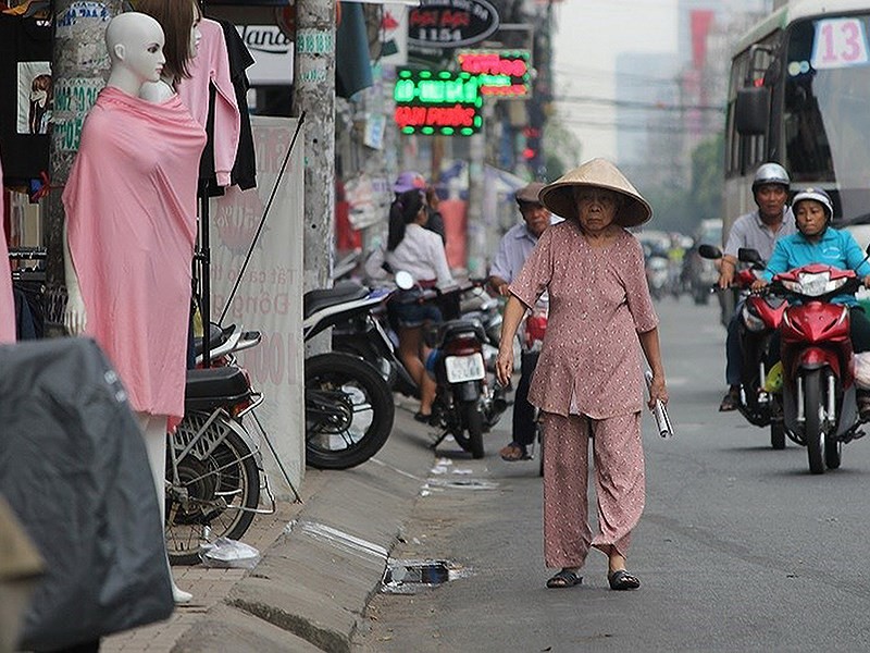 　　第三郡八月革命街上，老年路人要在馬路上 行走，只因人行道被商戶佔用。