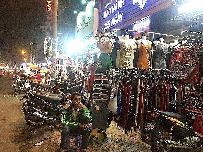 霸佔人行道現象仍存在 ảnh 1