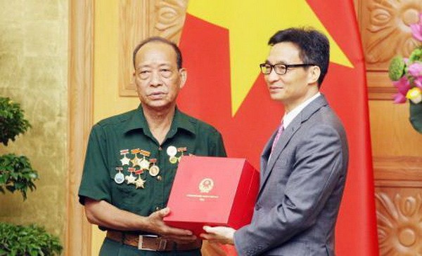 政府副總理武德膽昨(17)日下午在政府辦事處，接見了前往河內市觀光，以及晉謁胡志明主席陵的金甌省有功者代表團。