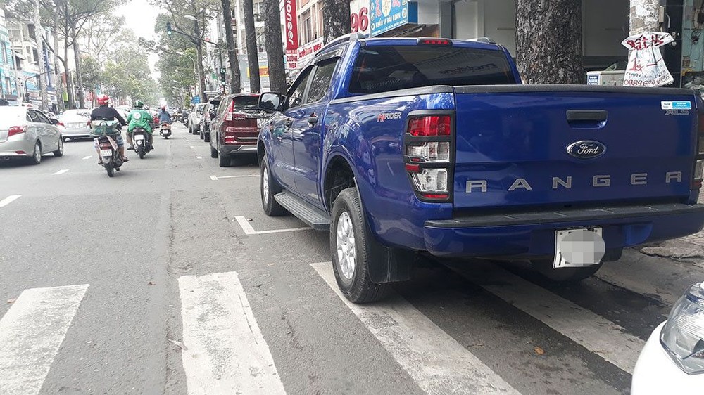 汽車在第五郡安陽王街道亂無章法停泊。