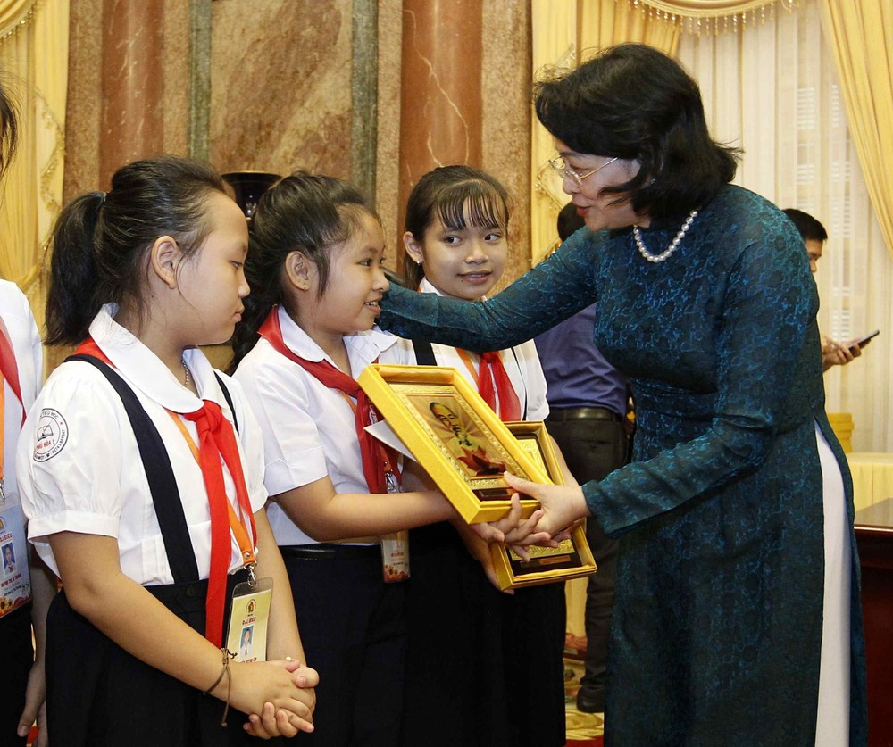 國家副主席鄧氏玉盛昨(17)日下午在主席府接見平陽省“胡伯伯好孩子”和優秀少先隊長代表團。