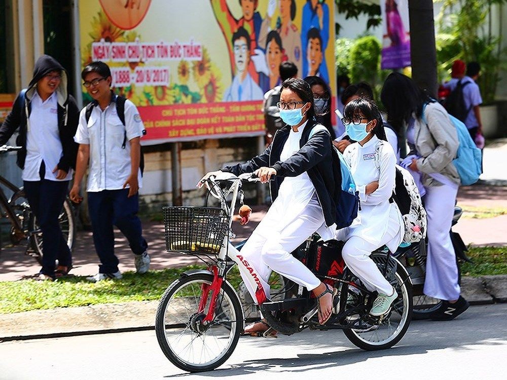 本市的學生使用電動自行車上學。
