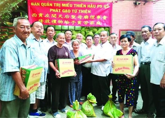 本報配合平陽台商協會向貧戶贈送禮物 ảnh 2