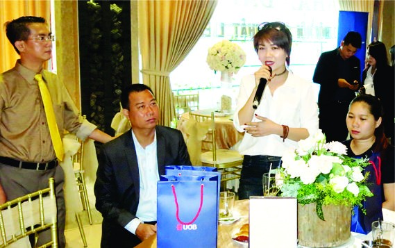 陳輝強主任(左一)聆听各商販的建議。