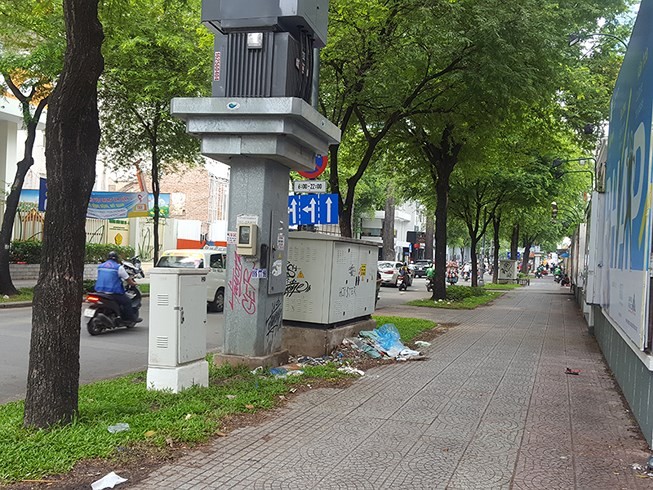 電線杆周邊仍出現亂倒垃圾、隨地小便的情況。