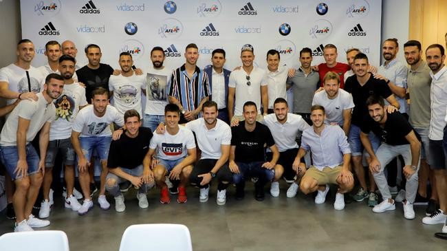 來自隊長的抗議。