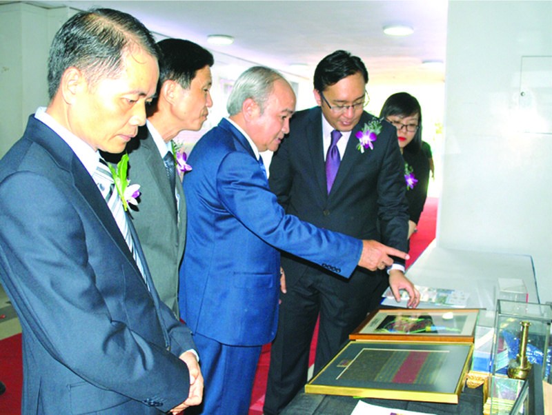 與會者欣賞馬來西亞傳統“藝術品”。