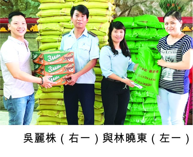 吳麗株（右一）與林曉東（左一）理事將禮物轉交給各坊代表。