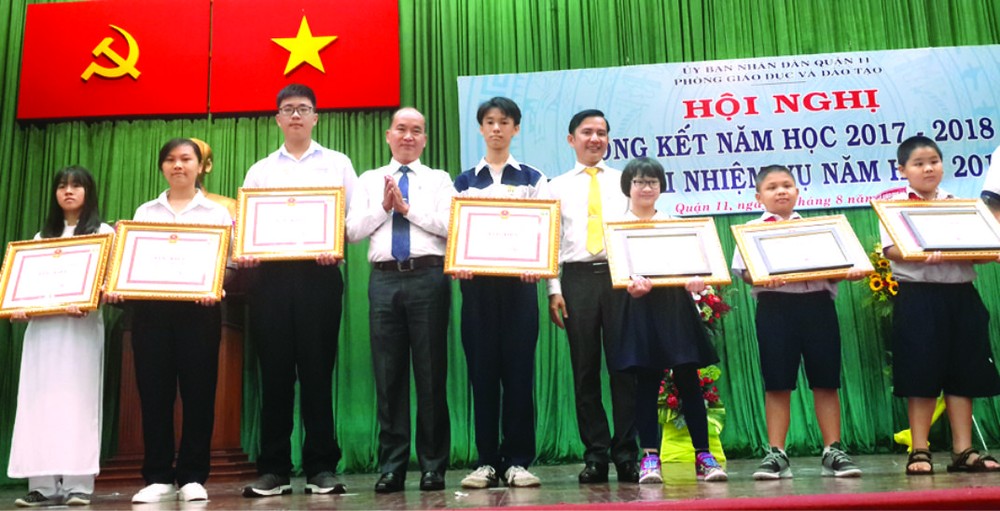 考取全市九年級華文科優秀生的華人學生 黃惠心(左二)獲獎勵。