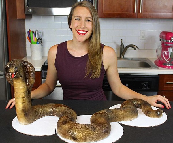 糕點師製作逼真眼鏡蛇蛋糕