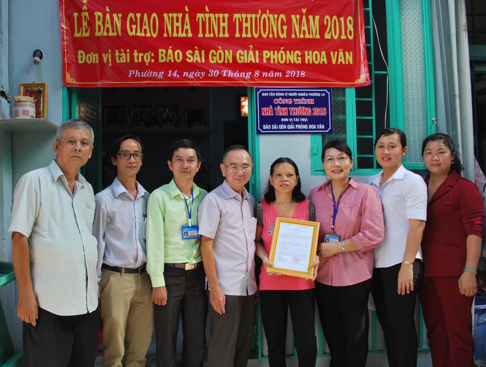 本報向第十一郡一華人戶移交溫情屋