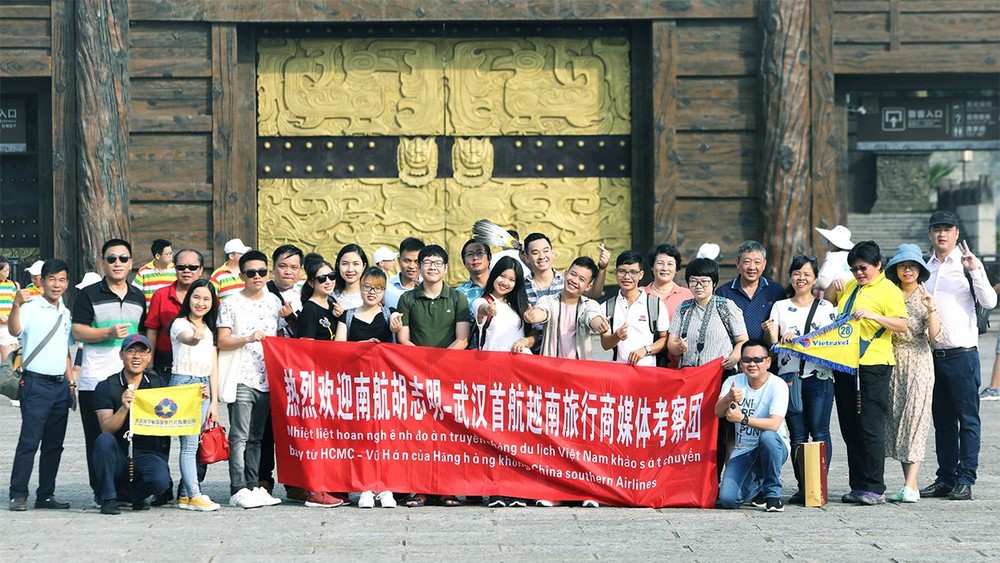 旅遊團在三國赤壁古戰場景區前留影。