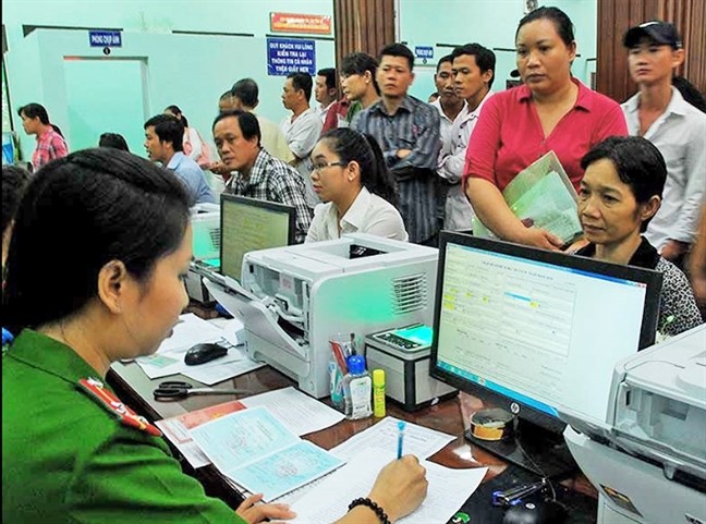 換新人民證的人民被刁難。