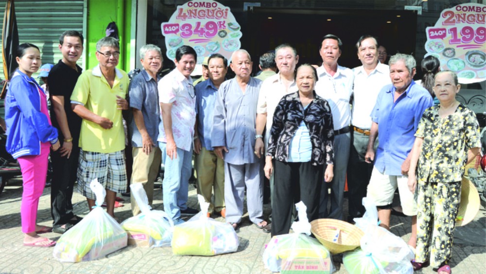 各熱心人士與受惠者合照。