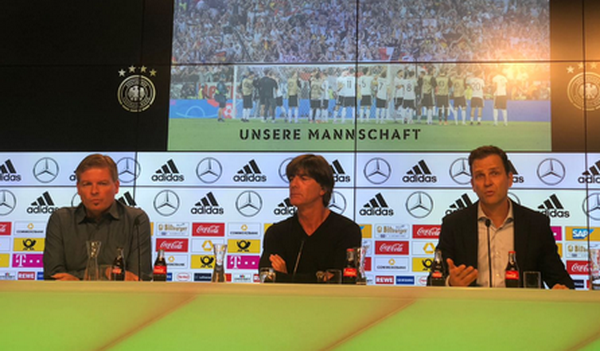 勒夫（中）出席發佈會。