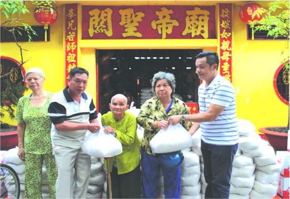 盂蘭節寺廟濟貧 ảnh 1