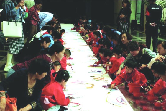 寶寶繪製百米畫卷