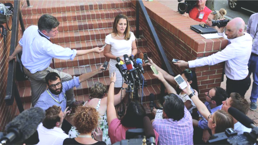 加拿大外長弗里蘭德在美國貿易代表處外面會見傳媒。