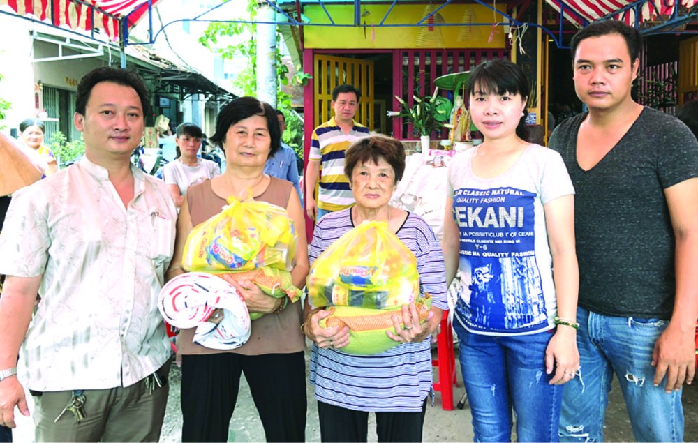 鄒國榮組長(左一)將禮物贈送給貧困戶。