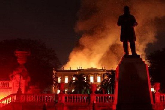 巴西里約熱內盧一座有著200年歷史的博物館突發大火，大火吞噬了整座博物館。