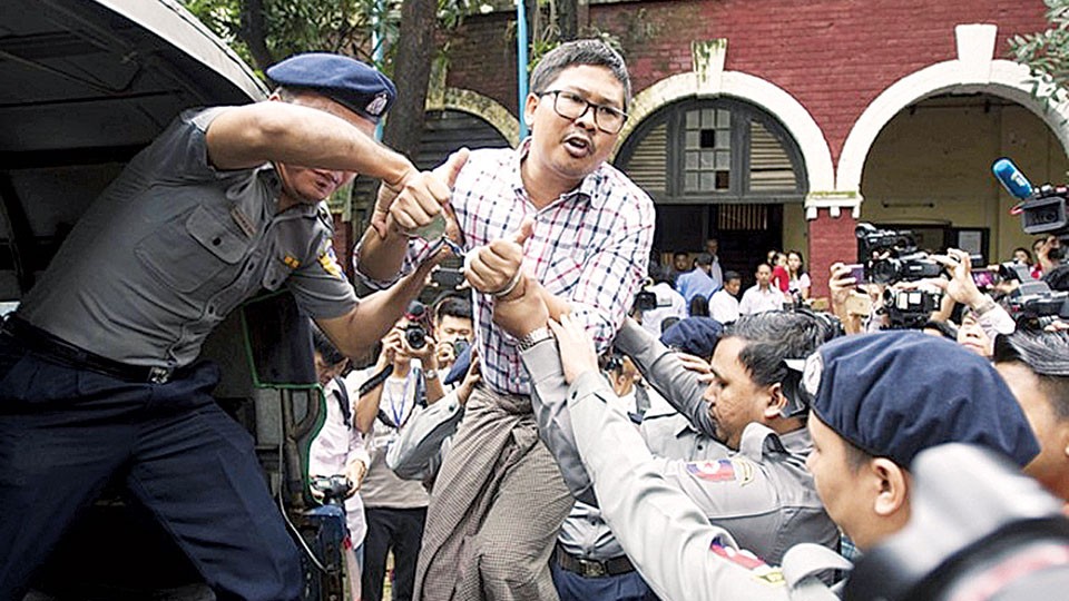 瓦隆（中）涉嫌藏有機密文件而被判囚。