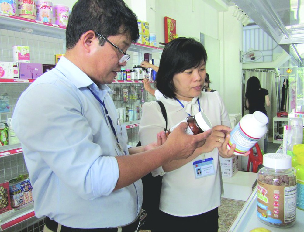 市場管理隊檢查保健產品來源。