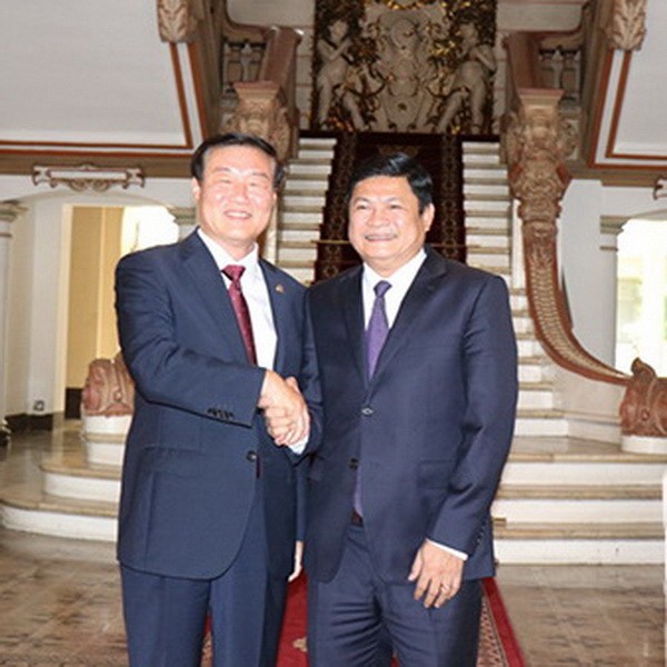 市人委會副主席黃革命昨(7)日接見了以韓國江原道副知事鄭萬昊為團長，正在訪問本市的韓國江原道代表團。