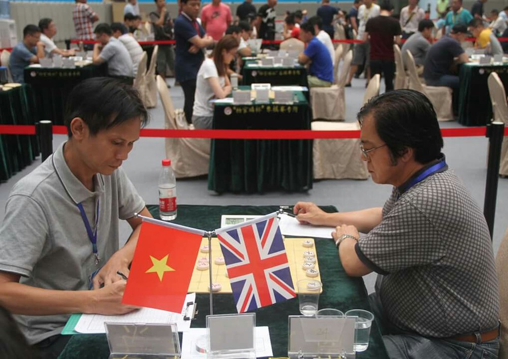 范啟源棋手（左）與英國棋手對決。