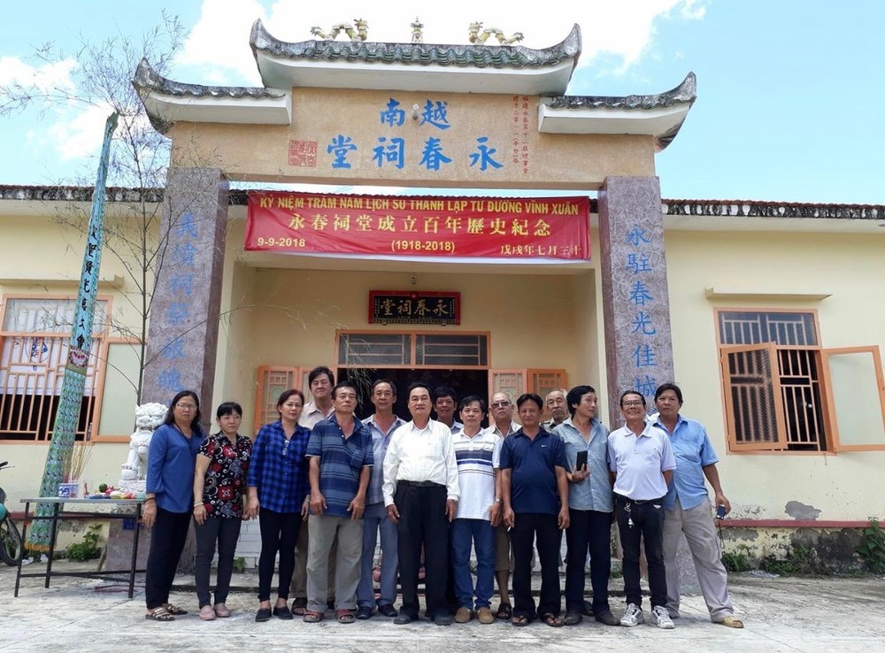永春會館理監事會成員在永春祠堂前留影。