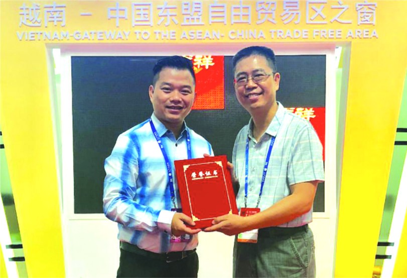 組委會向楊迪生（麒麟）（左）頒獎。