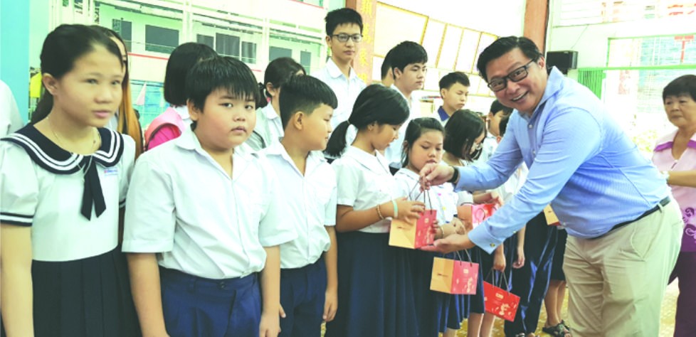 值一年一度的中秋節來臨，華人企業家、Sweet Home餅家總經理劉立政昨(14)日上午在潁川雙語學校舉辦向華人清貧優秀生贈送中秋月餅活動。