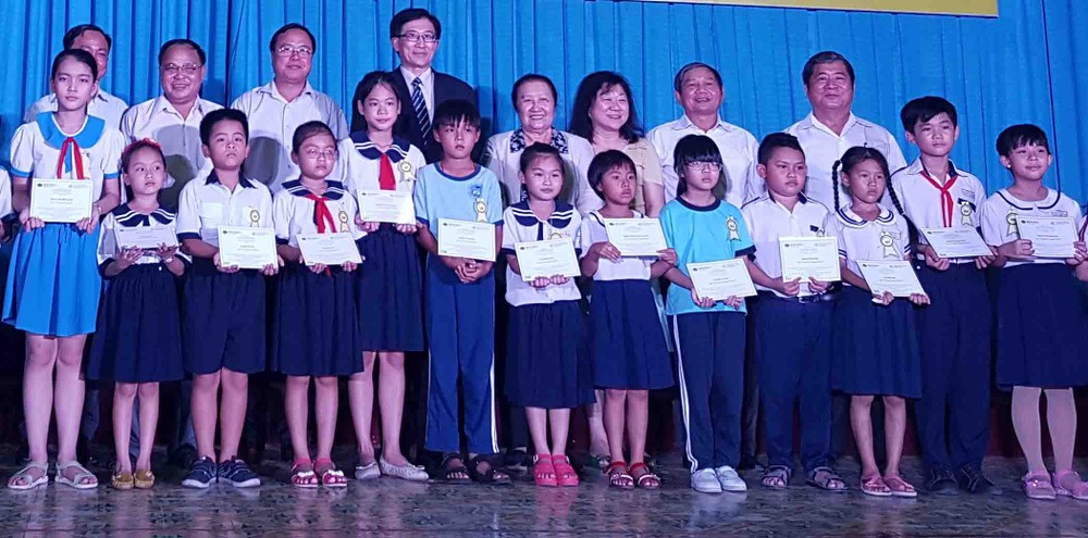 頒贈逾千份獎學金給清貧學子