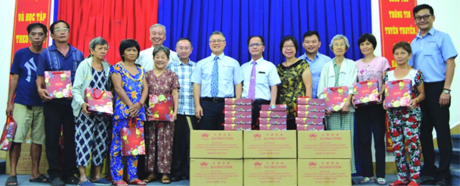 台商總會向華人贈送月餅。