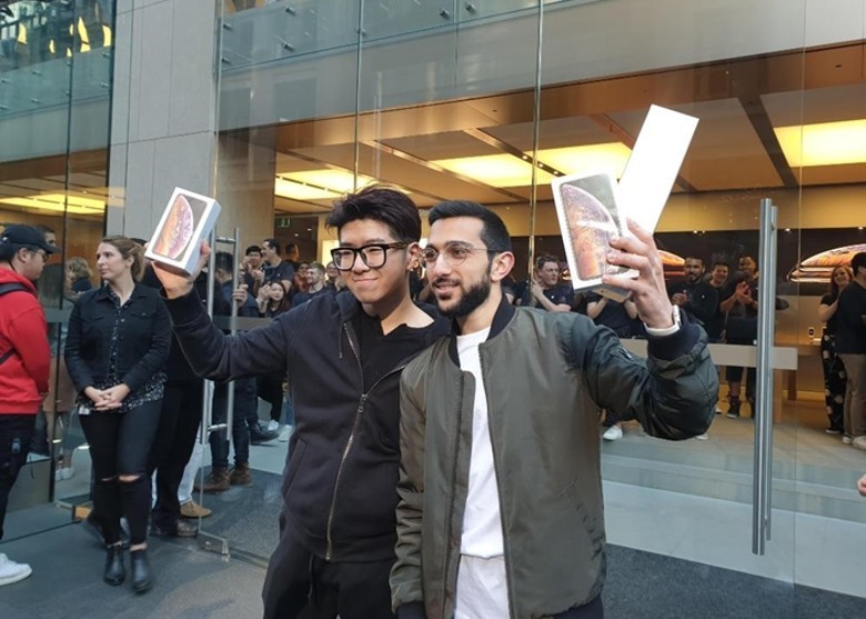 庫魯海(右)與姓李的韓國留學生展示新機。