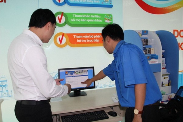 市稅務局幹部指引民眾使用協助報稅服務。