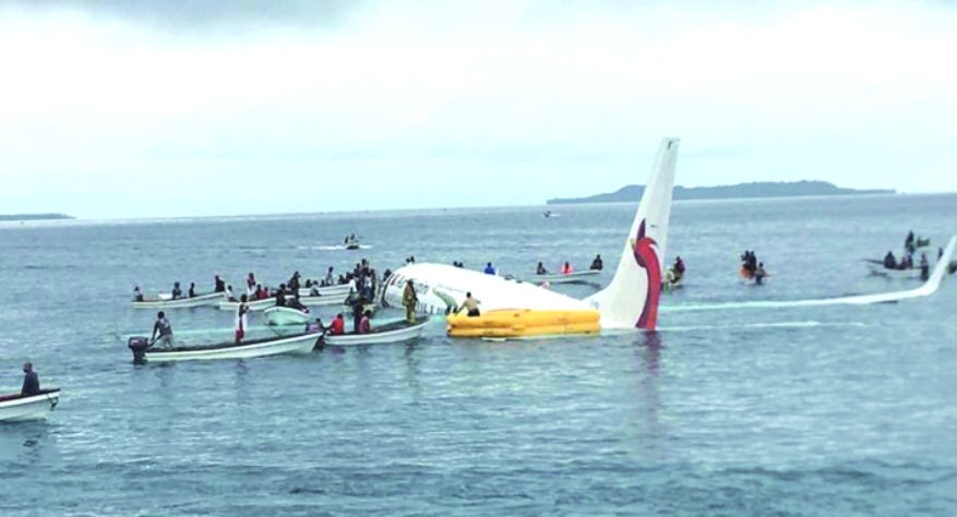 客機浸在水中。
