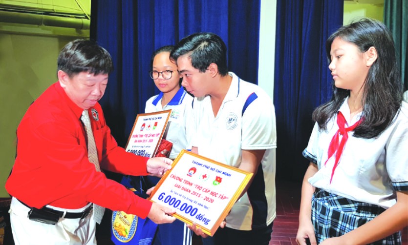 市紅十字會副主席、溫陵會館理事長 張子諒頒發助學金給學生。