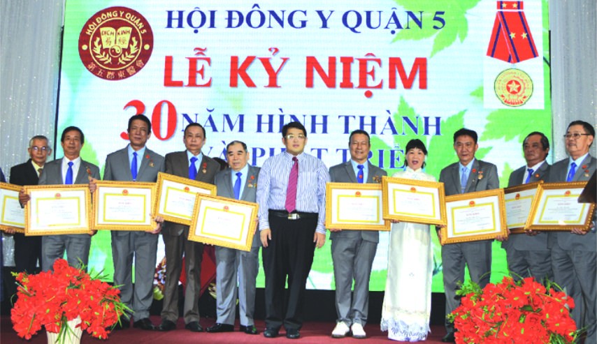 市東醫會向郡東醫會執委成員及有貢獻 醫務人員頒發獎狀。