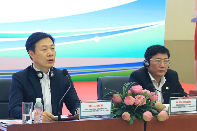 平陽省人委會副主席梅雄勇（右）