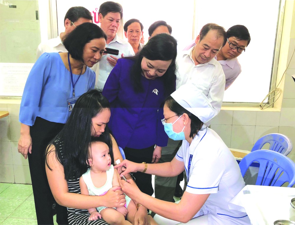 衛生部長阮氏金進視察為兒童防疫工作。
