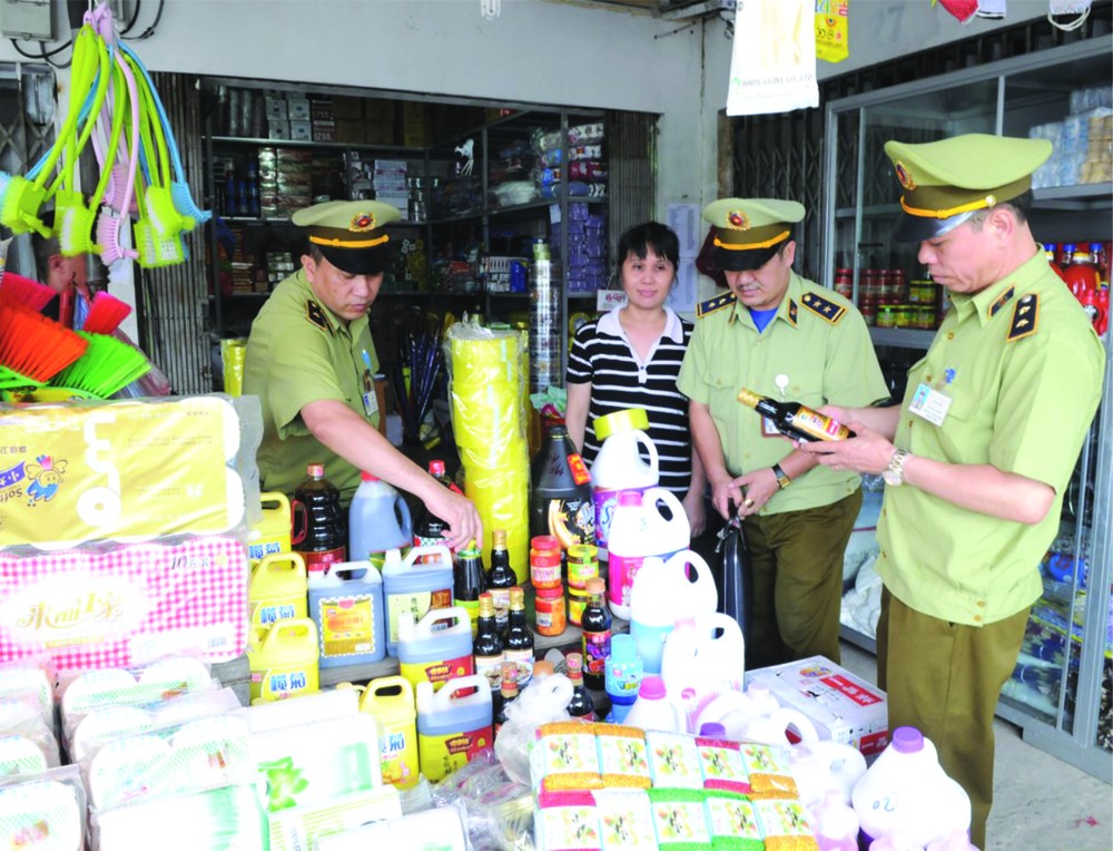 市場管理力量正在檢查贗品。