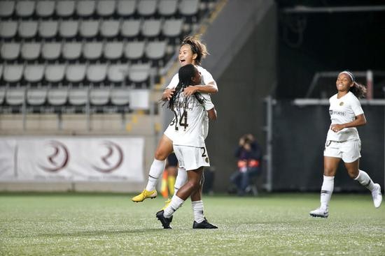 王霜與隊友慶祝進球。
