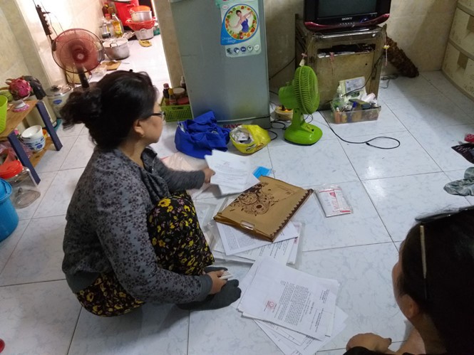 一位有孩子受性侵的母親正準備控告卷宗。